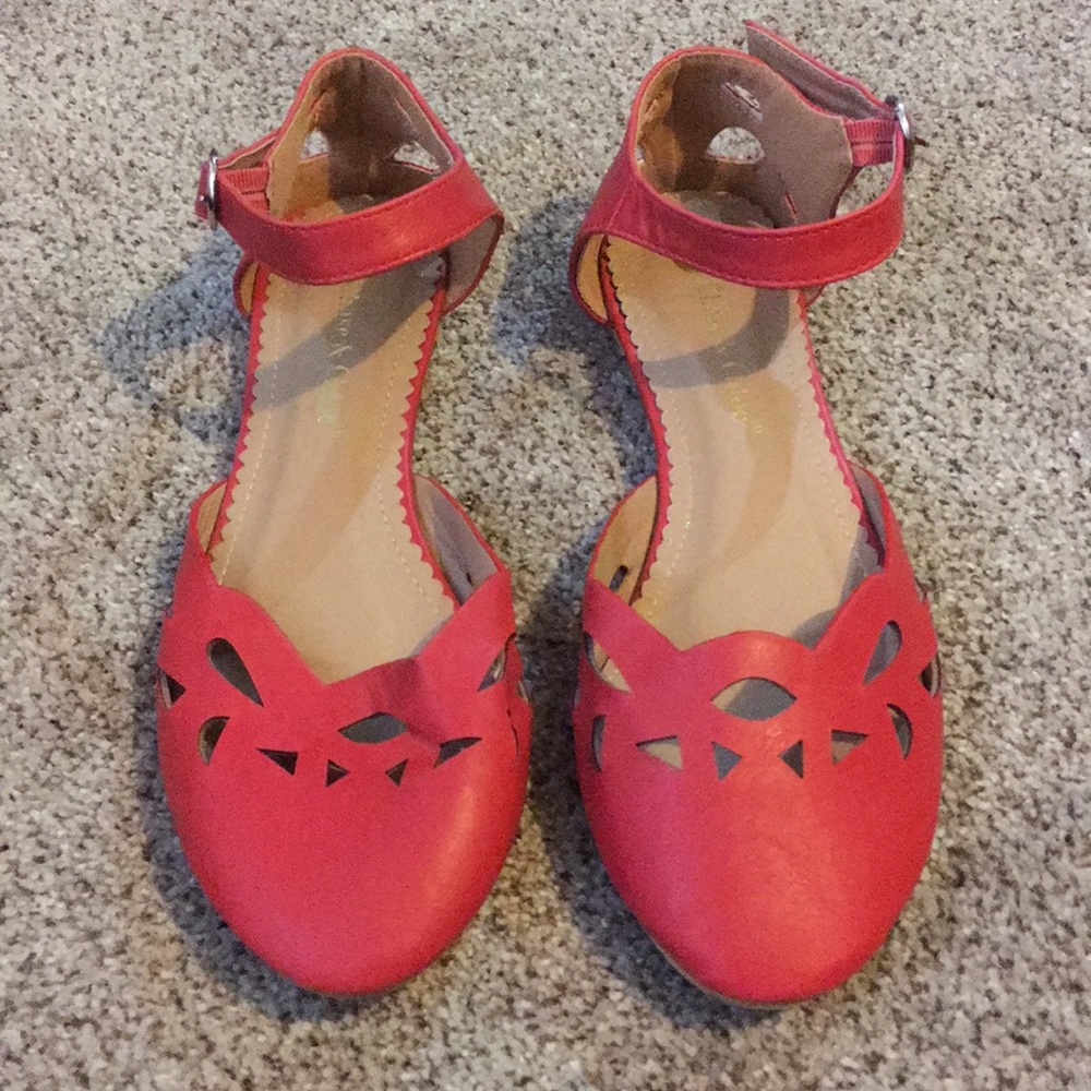 Closed-Toe Strappy Sandal Flats